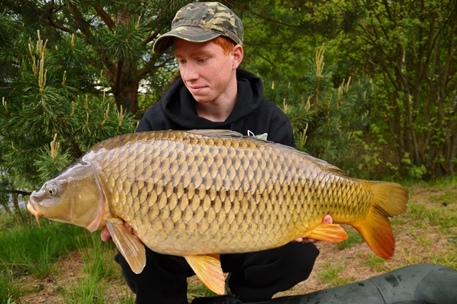 Nakonec se podařilo kapra z vázky dostat